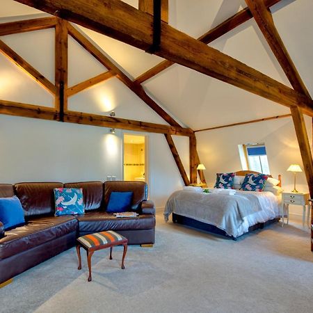 Central Studio Suite - Modern Stay With Free Wifi Стамфорд Экстерьер фото